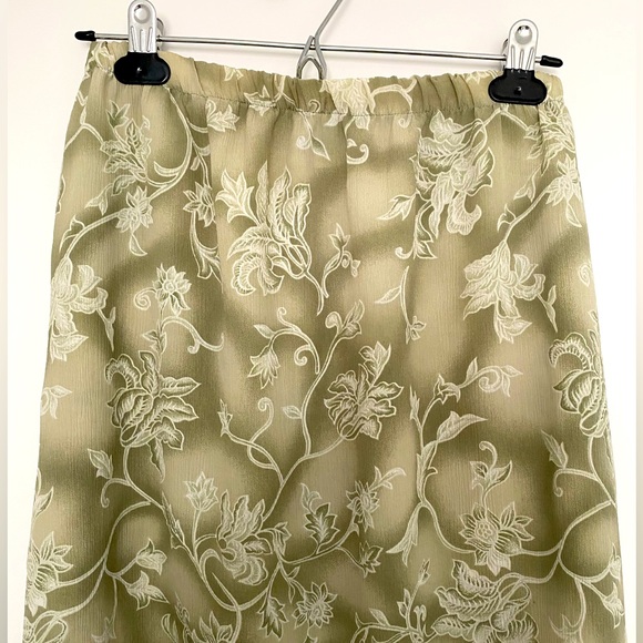 Green pattern skirt - Picture 2 of 2